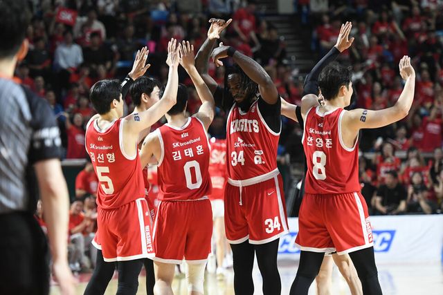 프로농구 서울&nbsp;SK는 13일 잠실학생체육관에서 열린 2024-2025 KCC 프로농구 챔피언결정(7전4승제) 5차전 창원 LG와 홈 경기서&nbsp;86-56 승리를 거뒀다. /KBL 제공