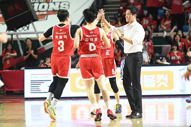 프로농구 서울&nbsp;SK는 13일 잠실학생체육관에서 열린 2024-2025 KCC 프로농구 챔피언결정(7전4승제) 5차전 창원 LG와 홈 경기서&nbsp;86-56 승리를 거뒀다. /KBL 제공