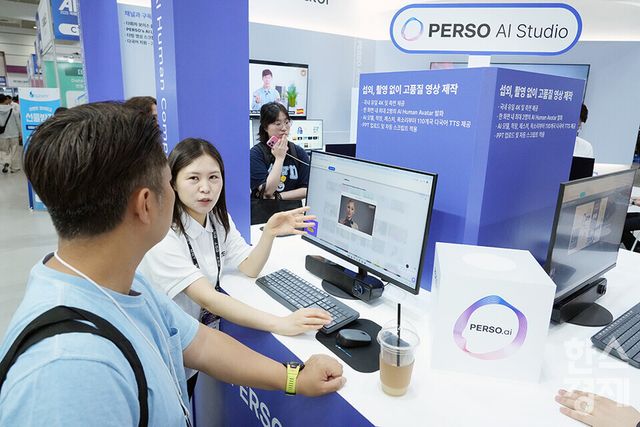 14일 서울 삼성동 코엑스에서 '국제 인공지능 대전(AI EXPO KOREA) 2025' 가 개최되고 있다. 관람객들이 한국어 영상 번역 및 더빙 플랫폼&nbsp;페르소(PERSO)&nbsp;부스를 살피고 있다. /최대성 기자 dpdaesung@sporbiz.co.kr 025.05.12.