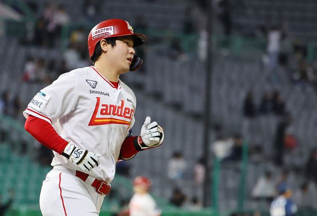 13일 인천 SSG랜더스필드에서 열린 프로야구 2025 신한 SOL 뱅크 KBO리그 NC 다이노스와 SSG 랜더스의 경기. SSG 최정이 6회 말 2사 1루 때 KBO 리그 최초 통산 500홈런을 친 후 그라운드를 달리고 있다. /연합뉴스