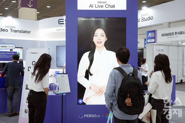 14일 서울 삼성동 코엑스에서 '국제 인공지능 대전(AI EXPO KOREA) 2025' 가 개최되고 있다. 관람객들이 한국어 영상 번역 및 더빙 플랫폼&nbsp;페르소(PERSO)&nbsp;부스를 살피고 있다. /최대성 기자 dpdaesung@sporbiz.co.kr 025.05.12.
