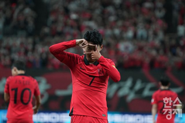 27일 오후 서울 마포구 서울월드컵경기장에서 열린 하나은행 초청 축구 국가대표팀 평가전 대한민국과 카메룬 경기. 손흥민이 첫 골을 성공시키고 세리머니를 하고 있다. /김근현 기자 khkim@sporbiz.co.kr