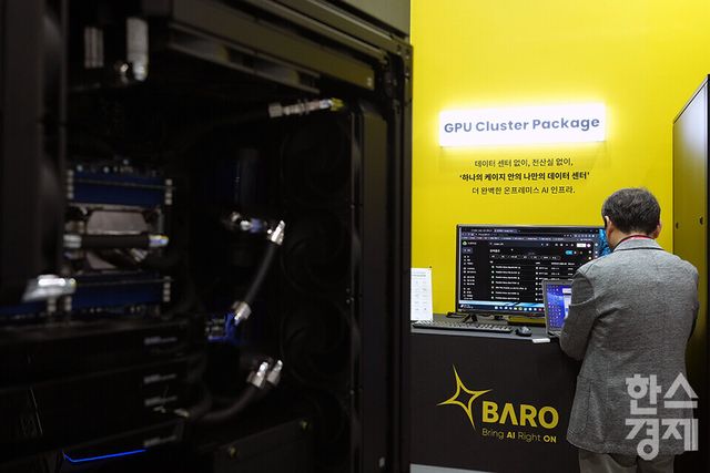 14일 서울 삼성동 코엑스에서 '국제 인공지능 대전(AI EXPO KOREA) 2025' 가 개최되고 있다. 관람객들이 AI 인프라 전문기업 BARO 부스를 살피고 있다. /최대성 기자 dpdaesung@sporbiz.co.kr 2025.05.12.