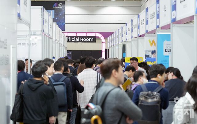 14일 서울 삼성동 코엑스에서 '국제 인공지능 대전(AI EXPO KOREA) 2025' 가 개최되어 많은 관람객들이 붐비고 있다. /최대성 기자 dpdaesung@sporbiz.co.kr 2025.05.12.&nbsp;&nbsp; &nbsp;