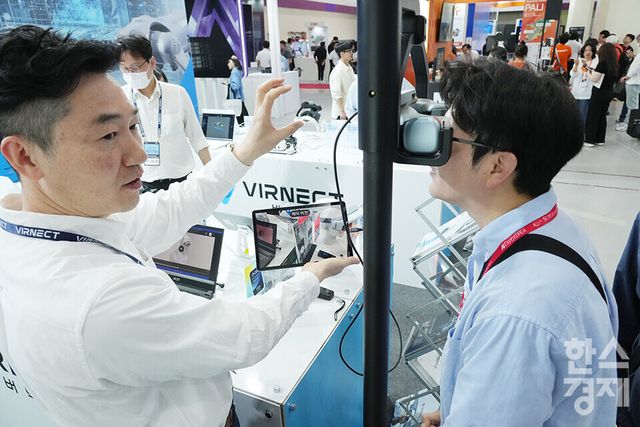 14일 서울 삼성동 코엑스에서 '국제 인공지능 대전(AI EXPO KOREA) 2025' 가 개최되고 있다. 관람객들이 글로벌 XR 테크기업&nbsp;버넥트&nbsp;부스를 살피고 있다. /최대성 기자 dpdaesung@sporbiz.co.kr 2025.05.12.&nbsp;&nbsp; &nbsp;