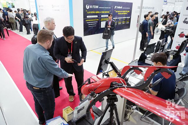 14일 서울 삼성동 코엑스에서 '국제 인공지능 대전(AI EXPO KOREA) 2025' 가 개최되고 있다. 관람객들이 항공 우주 분야 시스템 운영 기술 전문기업 4S MAPPER&nbsp;부스를 살피고 있다. /최대성 기자 dpdaesung@sporbiz.co.kr 025.05.12.