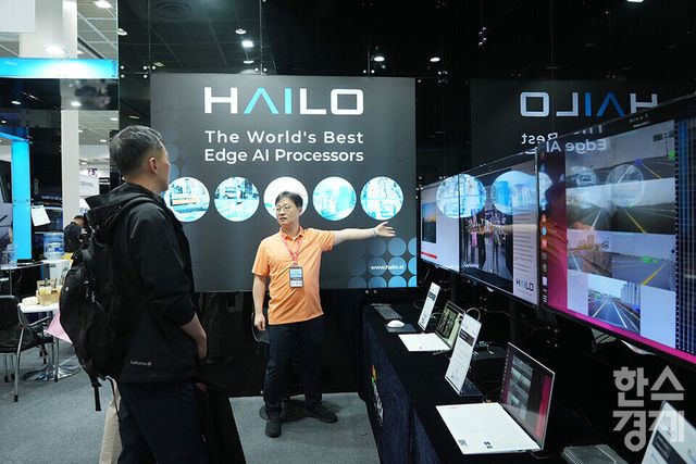14일 서울 삼성동 코엑스에서 '국제 인공지능 대전(AI EXPO KOREA) 2025' 가 개최되고 있다. 관람객들이 엣지 AI 전문기업 하일로(HAILO) 부스를 살피고 있다. /최대성 기자 dpdaesung@sporbiz.co.kr 025.05.12.