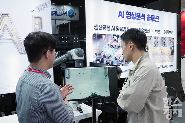 14일 서울 삼성동 코엑스에서 '국제 인공지능 대전(AI EXPO KOREA) 2025' 가 개최되고 있다. 관람객들이 초정밀 자가학습 AI 제조 자동화 전문 기업 엠시스랩(MSISLAB&nbsp;inc) 부스를 살피고 있다. /최대성 기자 dpdaesung@sporbiz.co.kr 2025.05.12.&nbsp;&nbsp; &nbsp;