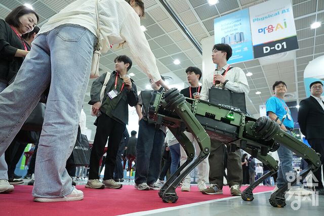 14일 서울 삼성동 코엑스에서 '국제 인공지능 대전(AI EXPO KOREA) 2025' 가 개최되고 있다. 관람객들이 종합 인공지능 서비스사인 마음AI 부스를 살피고 있다. /최대성 기자 dpdaesung@sporbiz.co.kr 2025.05.12.&nbsp;&nbsp; &nbsp;