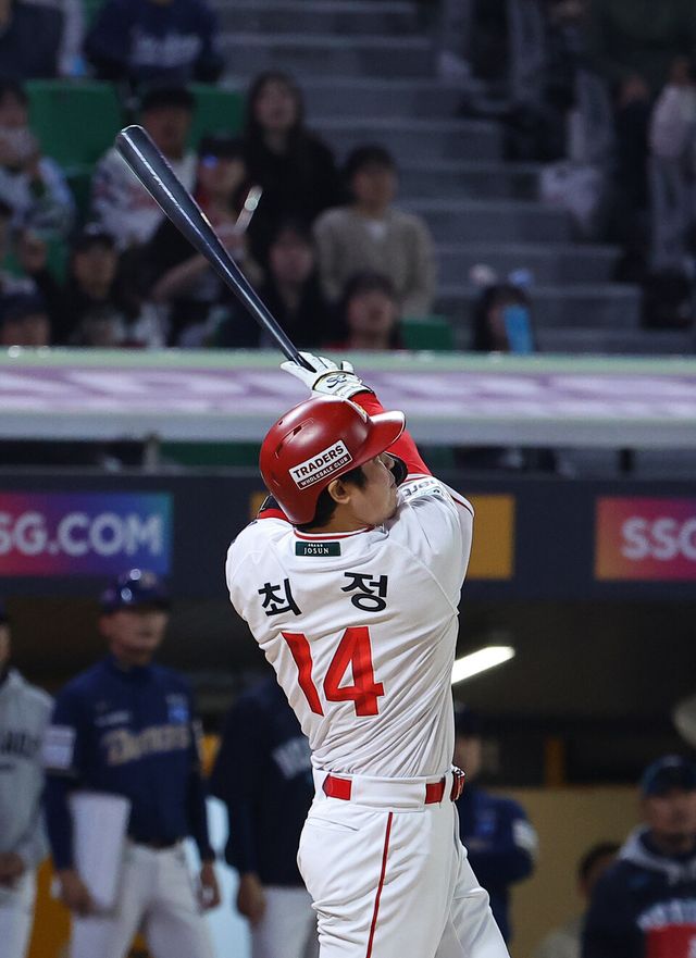 13일 인천 SSG랜더스필드에서 열린 프로야구 2025 신한 SOL 뱅크 KBO리그 NC 다이노스와 SSG 랜더스의 경기. SSG 최정이 6회 말 2사 1루 때 KBO 리그 최초 통산 500홈런을 치고 있다. /연합뉴스