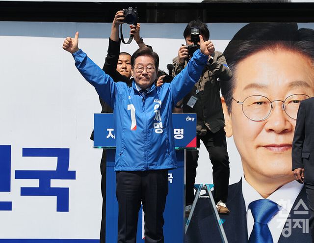 6·3 대통령선거 공식 선거운동 첫날인 12일 서울 광화문 청계광장에서 이재명 더불어민주당 대선 후보가 첫 유세를 하며 두 팔을 번쩍 들어올리고 있다. /최대성 기자 dpdaesung@sporbiz.co.kr 2025.05.12.