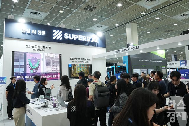 14일 서울 삼성동 코엑스에서 '국제 인공지능 대전(AI EXPO KOREA) 2025' 가 개최되고 있다. 관람객들이 영상 AI 전문기업 SUPERB AI 부스를 살피고 있다. /최대성 기자 dpdaesung@sporbiz.co.kr 2025.05.12.&nbsp;&nbsp; &nbsp;