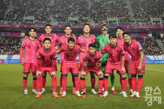 25일 오후 경기도 수원월드컵경기장에서 2026 북중미 월드컵 아시아 3차 예선 B조 8차전 요르단과의 경기가 열리고 있다. 선발로 나선 대한민국 선수들이 기념촬영을 하고 있다. /수원=최대성 기자 dpdaesung@sporbiz.co.kr 2025.03.25.