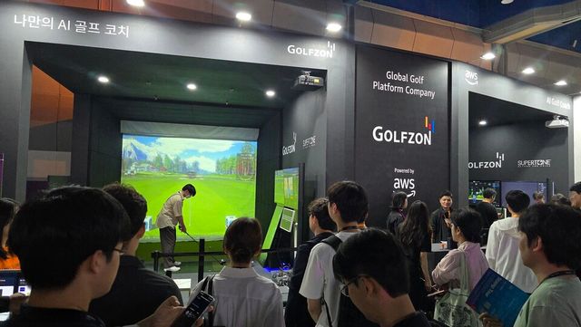골프존이 5월 14~15일 서울 강남구 코엑스에서 열린 ‘AWS 서밋 서울 2025’에서 AI 골프 코칭 서비스를 소개하고 성황리에 참가를 마쳤다. /골프존 제공