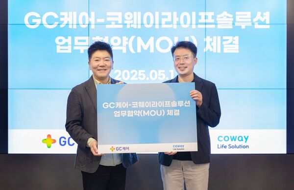 김진태 GC케어 대표이사(왼쪽)와 김명곤 코웨이라이프솔루션 대표이사