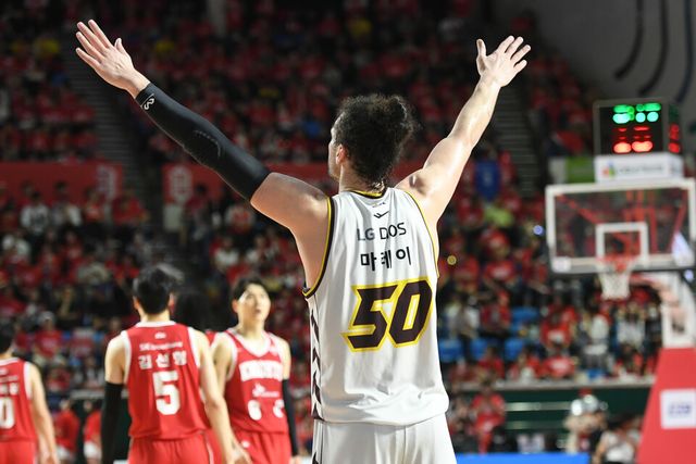프로농구 창원 LG가 첫 우승 트로피를 들어 올렸다. /KBL 제공
