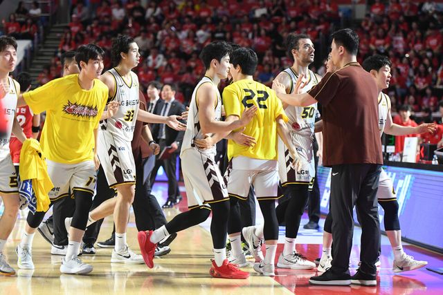 프로농구 창원 LG가 첫 우승 트로피를 들어 올렸다. /KBL 제공