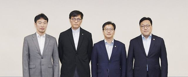 왼쪽부터 이복현 금융감독원장, 이창용 한국은행 총재, 김범석 직무대행, 김병환 금융위원장이 거시경제 금융현안 간담회에 참석했다./연합뉴스