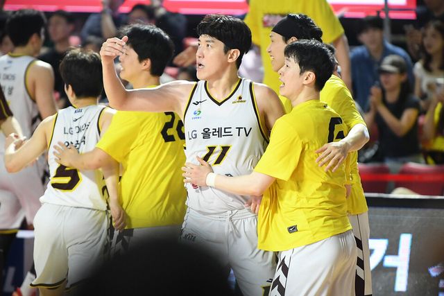 프로농구 창원 LG가 첫 우승 트로피를 들어 올렸다. /KBL 제공