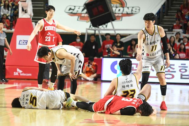 뒤엉켜 있는 창원 LG세이커스와 서울 SK 나이츠 선수들의 모습. /KBL 제공