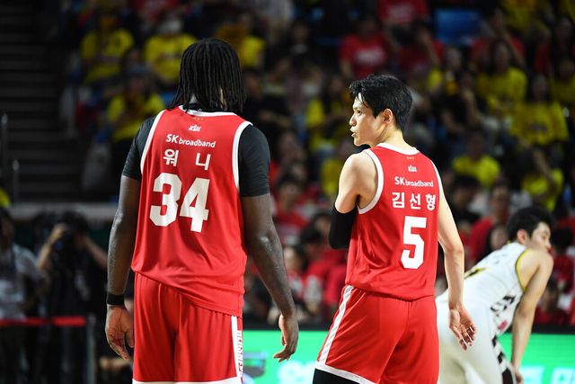 프로농구 서울 SK의 자밀 워니와 김선형. /KBL 제공