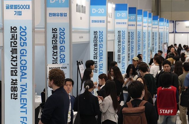 19일 서울 강남구 코엑스에서 열린 '2025 글로벌 탤런트 페어'에서 구직자들이 부스를 둘러보고 있다./연합뉴스