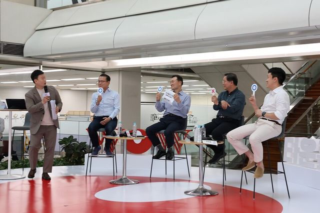 농심이 지난 16일 본사에서 타운홀 미팅을 실시했다. 농심 신상열 전무(오른쪽부터), 황청용 부사장, 이병학 대표이사, 조용철 부사장./농심 제공.