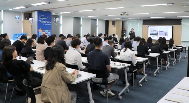 지난 달 28일 서울 종로구 NH농협카드 본사에서 열린 '2025년 개인(신용)정보 보호 집합 교육'에서 전주현 공학박사(개인정보보호위원회 개인정보 보호수준 평가 위원)가 NH농협카드 임직원을 대상으로 교육을 진행하고 있다. / NH농협카드 제공&nbsp;