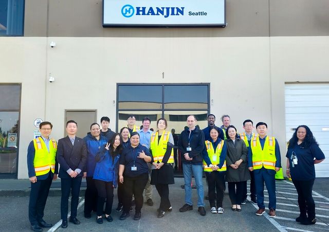(오른쪽 앞줄 두 번째부터) 노삼석 한진 대표이사 사장과 (여섯번째) 조현민 사장이 지난달 말 미주지점 시애틀센터를 방문했다./한진 