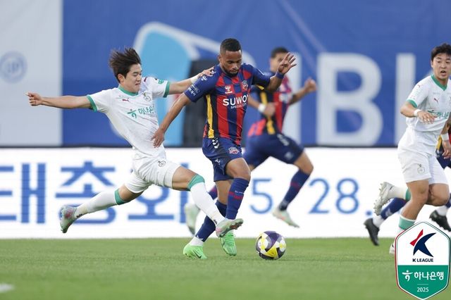 대전 하나 시티즌의 윤도영(왼쪽)이 수원FC 안데르손을 막고 있다. /한국프로축구연맹 제공
