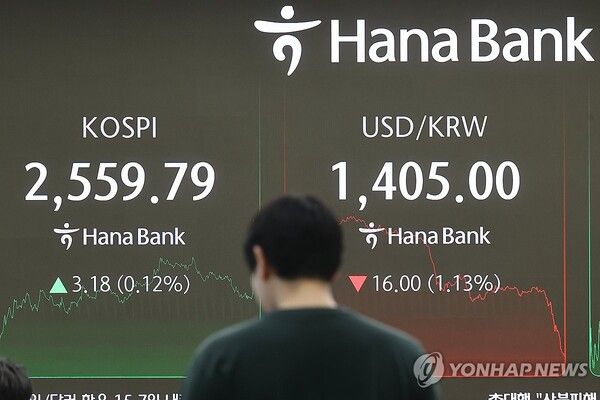 나흘 연휴를 앞둔 2일 코스피는 제한적인 움직임을 보이며 전장보다 3.18포인트(0.12%) 오른 2559.79로 장을 마쳤다. /연합뉴스