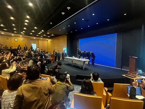 SKT 임원들이 사과하고 있다. / 박정현 기자