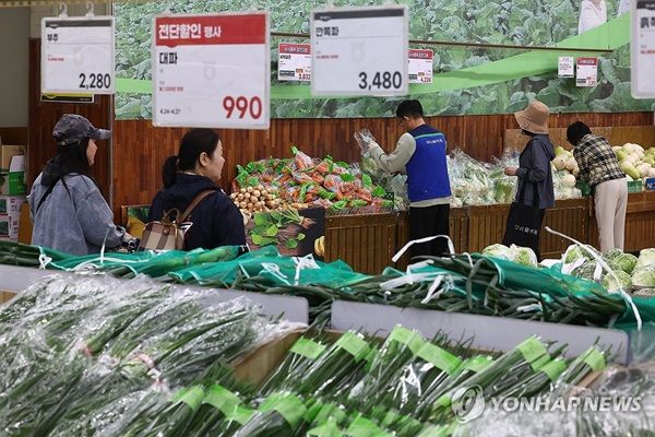 통계청이 2일 발표한 '2025년 4월 소비자물가동향'에 따르면 지난달 소비자물가지수는 116.38(2020=100)로 전년 동월 대비 2.1% 상승했다. /연합뉴스