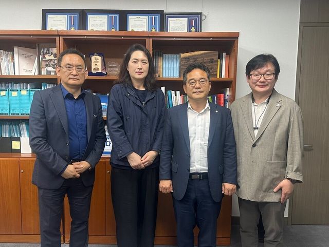 민병덕 더불어민주당 의원(왼쪽 두 번째)이 16일 국회 의원실에서 고팍스 피해자 모임 대표와 코디아포럼 관계자들과 피해 복구 방안을 논의했다. 이번 만남은 서울대 ESG사회혁신센터 등이 주최한 ‘고팍스 피해자 구제 세미나’ 후속 조치다. / 사진=코디아포럼