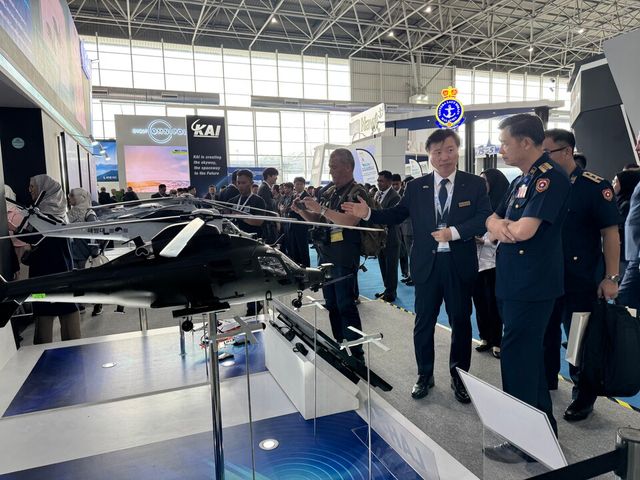 한국항공우주산업(KAI)이 20일부터 24일까지 말레이시아 랑카위에서 열리는 LIMA 2025에 참가한다. KAI 관계자가 관람객에게 전시물을 설명하고 있다./KAI 