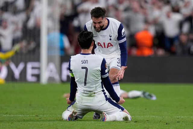 잉글랜드 프리미어리그(EPL) 토트넘 홋스퍼의 주장 손흥민이 프로 데뷔 이후 처음으로 우승 트로피를 들었다. /연합뉴스