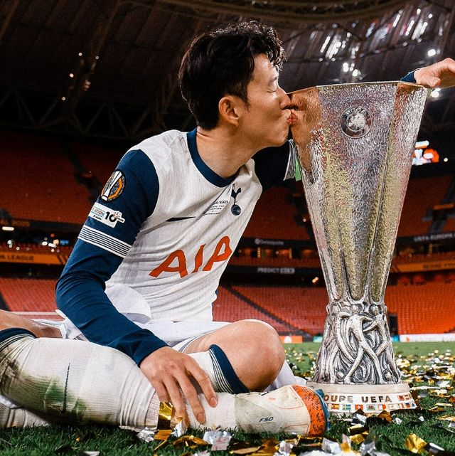 토트넘 홋스퍼의 손흥민이 우승 트로피에 입을 맞추고 있다. /구단 페이스북