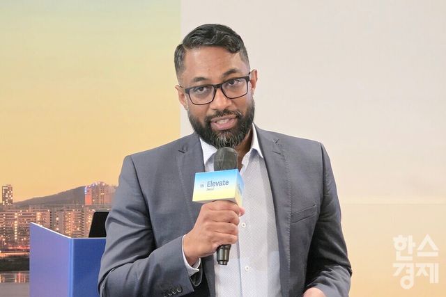 샨 무어티 워크데이 아시아·태평양지역 CTO가 22일 서울 송파구 올림픽로 롯데호텔월드에서 열린 '워크데이 엘리베이트 서울 2025'에서 발언하고 있다./김종효 기자