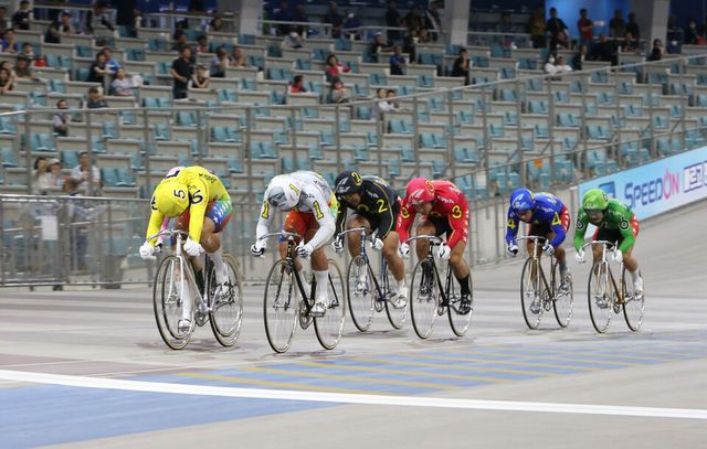 광명스피돔에서 열린 특선급 경주 장면. 박건수는 이제 임채빈, 정종진 등 경륜 최강자들과 함께 경주에 출전한다. /국민체육진흥공단 제공