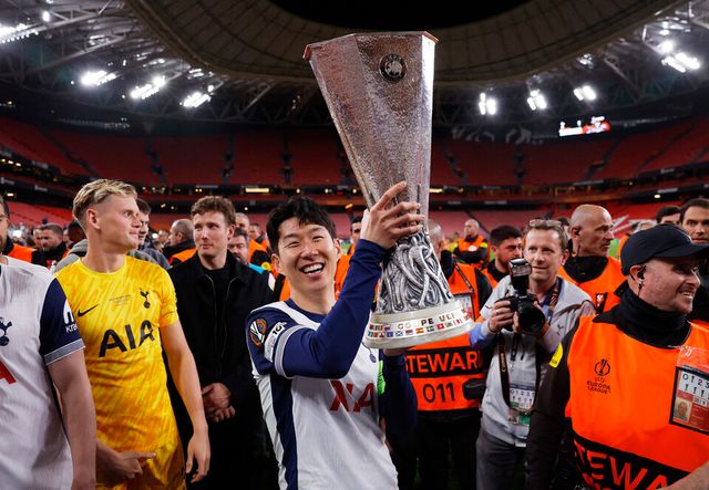 생애 첫 우승 트로피를 들어 올린&nbsp;잉글랜드 프리미어리그(EPL) 토트넘 홋스퍼 손흥민. /연합뉴스