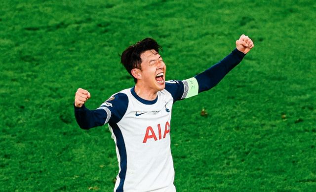 토트넘 홋스퍼 손흥민이 유로파리그 우승 후 포효하고 있다. /구단 페이스북