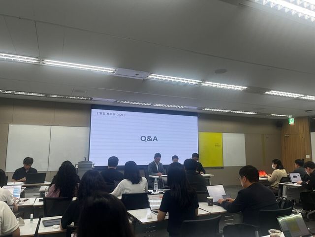 SK텔레콤은 23일 서울 중구 삼화타워에서 일일 브리핑을 열고 이달 중으로 유심 교체를 예약한 예약자의 절반 이상에 대해 교체를 마치겠다고 밝혔다. / 박정현 기자