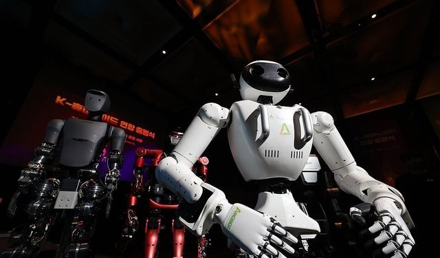 10일 서울 중구 플라자호텔에서 열린 K-휴머노이드 연합 출범식에 에이로봇, 레이보우로보틱스, 로브로스, 블루로빈의 휴머노이드 로봇이 전시돼있다. / 연합