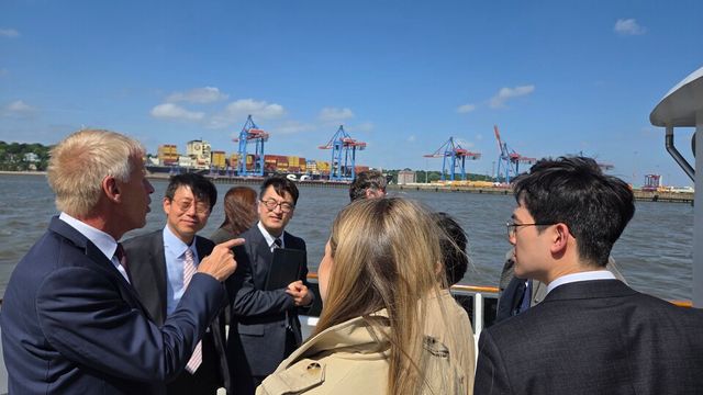 독일 함부르크항을 방문한 부산항만공사 출장단이 함부르크항만공사 직원들과 국제항만협회에서 중점 추진 중인 항만의 디지털화에 대해 환담하고 있다./부산항만공사