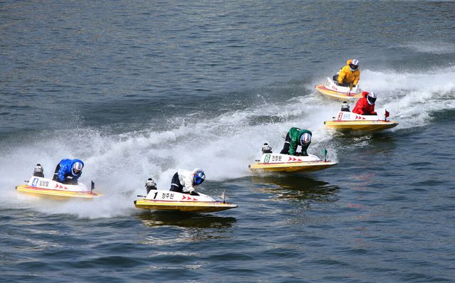 미사경정장에서 선수들이 턴마크를 돌며 치열한 경합을 벌이고 있다. /국민체육진흥공단 제공