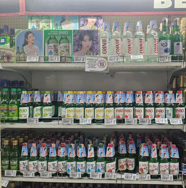 필리핀 소매채널 퓨어골드(Puregold)에 진열돼있는 진로(JINRO) 제품./하이트진로 제공.