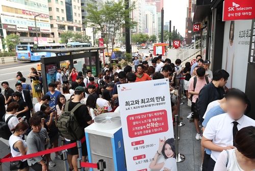 19일 오전 서울 강남구 소재 T월드강남직영점에서 시민들이 '삼성 갤럭시노트7' 출시행사에 참석하기 위해 줄을 서고 있다./사진=연합뉴스