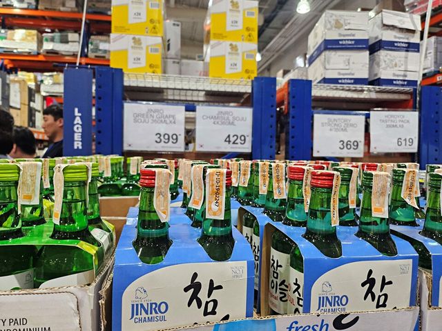 S&R에 진로(JINRO) 제품이 진열돼있다./하이트진로 제공.