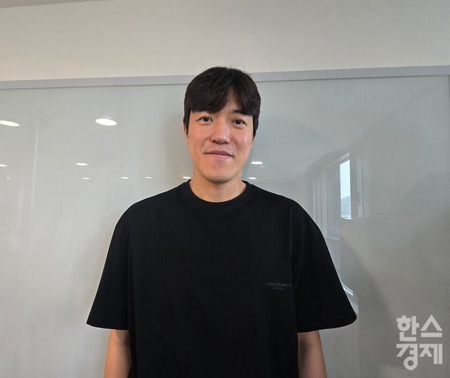 창원 LG세이커스의 주장 허일영이 27일 서울 종로구 수송동 한국스포츠경제 사옥을 방문해 인터뷰를 한 뒤 미소를 짓고 있다. /박종민 기자