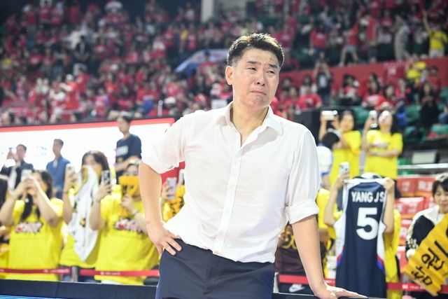 창단 첫 우승 뒤 울음을 터뜨린 조상현 창원 LG세이커스 감독. /KBL 제공